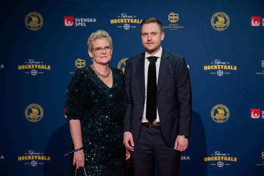 Karin Wanngård med sällskap på röda mattan