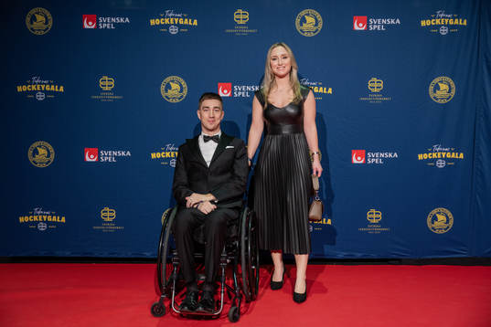 Tobias Forsberg med sin fru Filippa på röda mattan