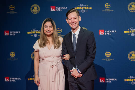 Nooshi Dadgostar, partiledare Vänsterpartiet, med sin