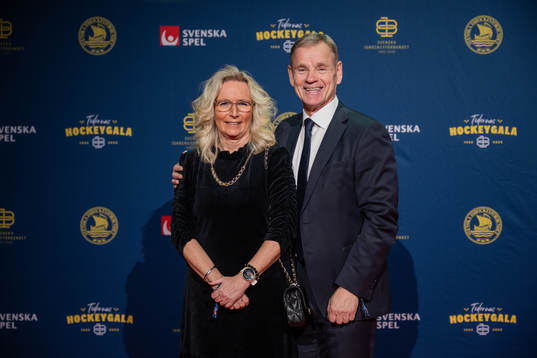 Håkan Loob med sällskap på röda mattan