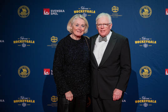 Ulf Lill-Pröjsarn Nilsson och hustru Gun på röda mattan