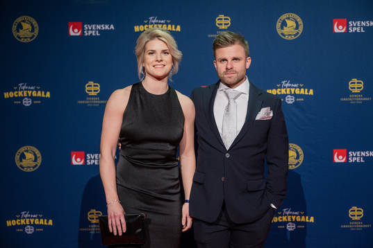 Emma Nordin med sitt sällskap Mikael Edlund på röda