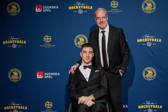 Tobias Forsberg med sällskap på röda mattan
