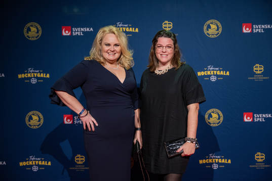 Åsa Edlund Jönsson, SVT, med sällskap på röda mattan