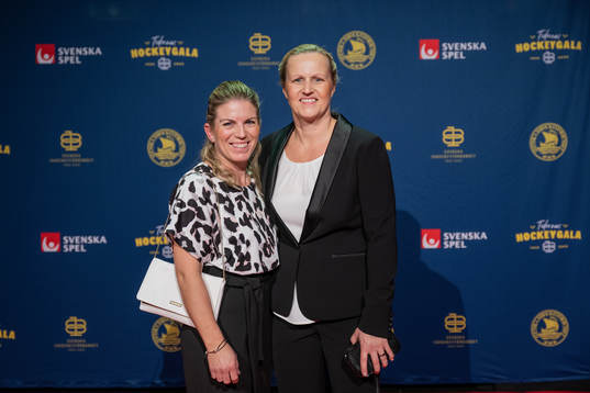Gunilla Andersson Stampes (t h) med sällskap på röda