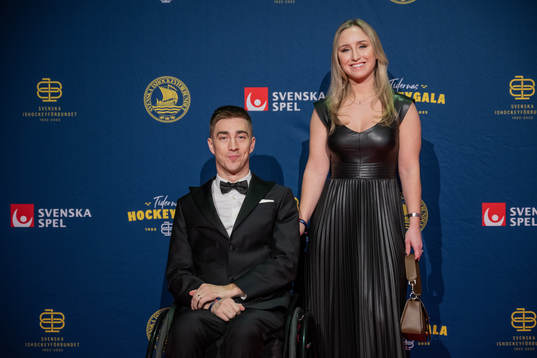 Tobias Forsberg med sin fru Filippa  på röda mattan