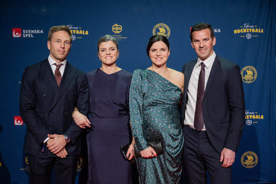 Jenny Kallur och Susanna Kallur med sällskap på röda
