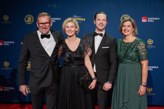 Patrik Sylvegård med sällskap på röda mattan