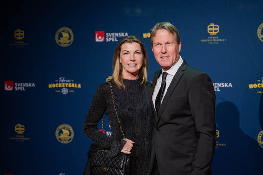 Johan Garpenlöv med sällskap på röda mattan