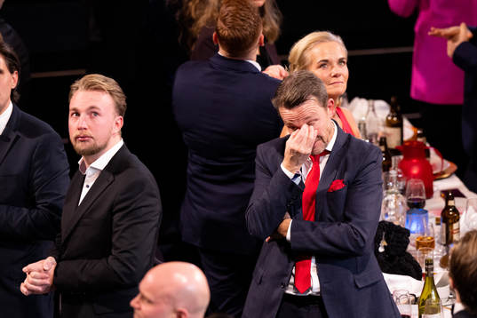 Charles Berglund i tårar när Börje Salming (ej i bild)