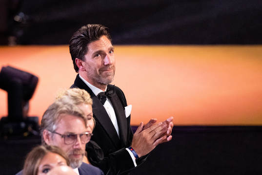 Henrik Lundqvist applåderar när Börje Salming (ej i