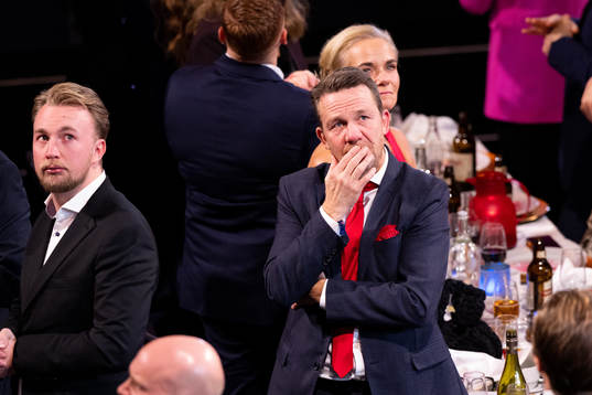 Charles Berglund i tårar när Börje Salming (ej i bild)