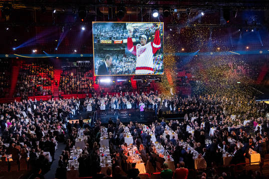 Nicklas Lidström tilldelas priset Tidernas Spelare