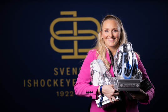 Kim Martin Hasson med sina priser Tidernas spelare,