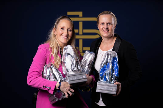 Kim Martin Hasson med sina priser Tidernas spelare,