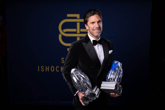 Henrik Lundqvist med sina priser Tidernas målvakt och