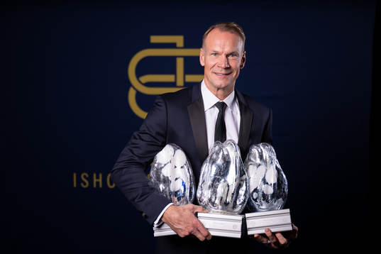 Nicklas Lidström med sina priser Tidernas spelare,