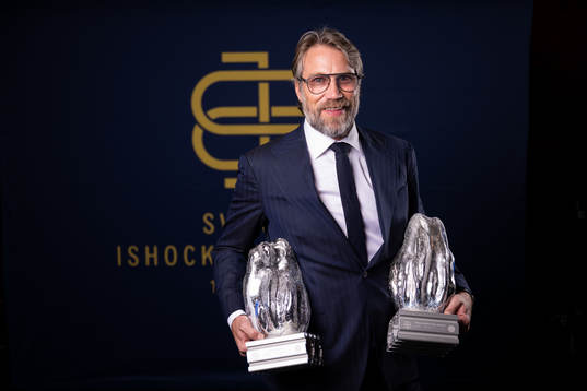 Peter Forsberg med sina priser Tidernas Forward och