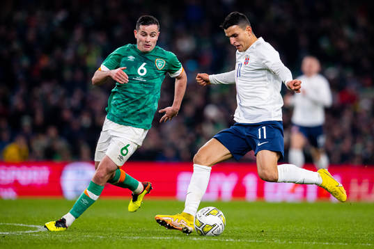 Josh Cullen of Ireland and Mohamed Elyounoussi of Norway