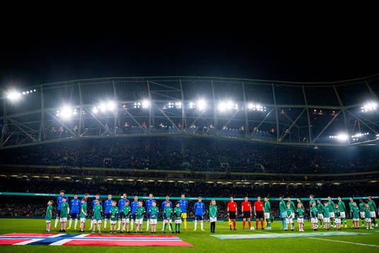Players of both teams line up
