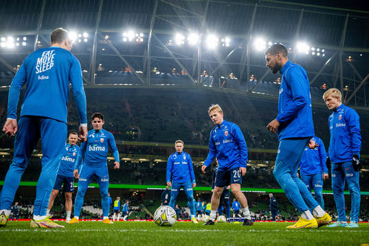 Mats Møller Dæhli and players of Norway warm up