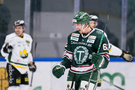 Tingsryds Simon Åkerström jublar sitt 1-3 mål