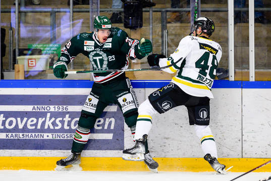 Tingsryds Joseph Berger tacklar Östersunds Sam Miletic