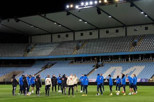 Players and head coach Janne Andersson of the Swedish