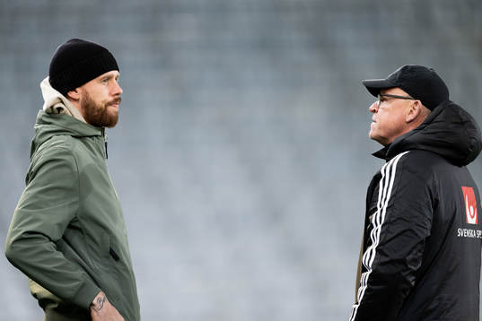 Pontus Jansson talks to head coach Janne Andersson of the