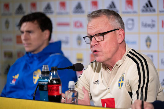Head coach Janne Andersson and Victor Nilsson Lindelöf of