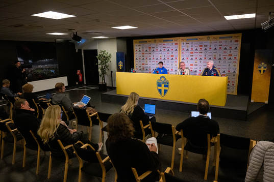 Victor Nilsson Lindelöf, head coach Janne Andersson and