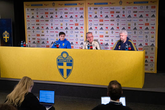 Victor Nilsson Lindelöf, head coach Janne Andersson and