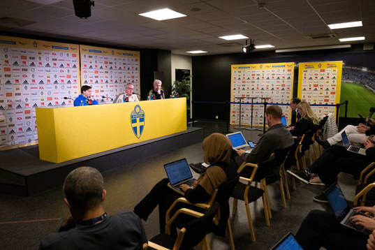 Victor Nilsson Lindelöf, head coach Janne Andersson and