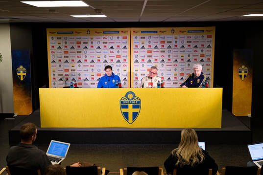 Victor Nilsson Lindelöf, head coach Janne Andersson and