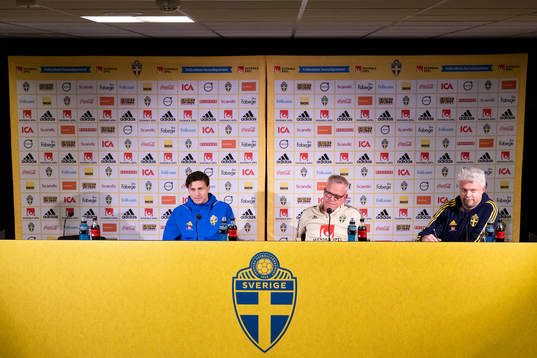 Victor Nilsson Lindelöf, head coach Janne Andersson and