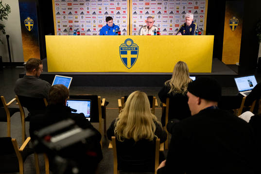 Victor Nilsson Lindelöf, head coach Janne Andersson and