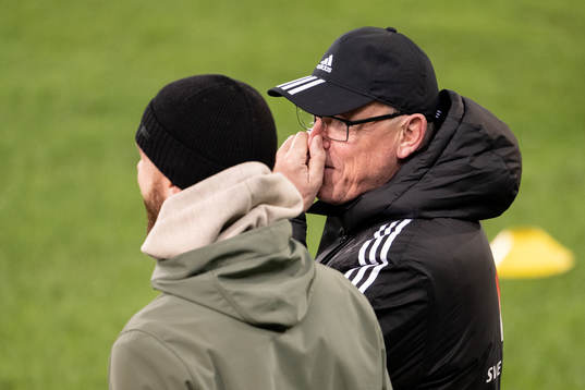 Pontus Jansson and head coach Janne Andersson of the