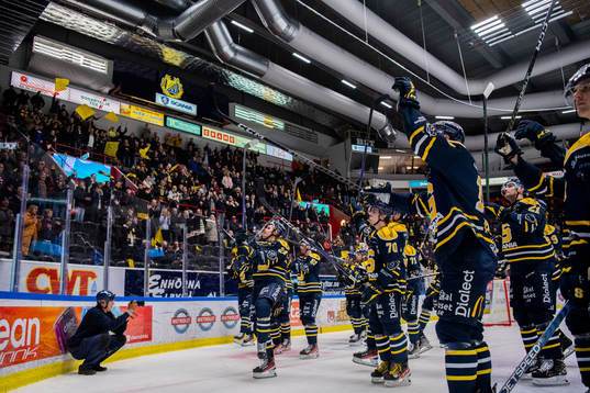 Södertäljes spelare jublar