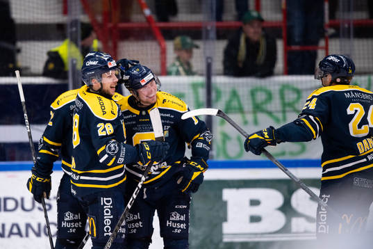 Södertäljes Johan Ivarsson jublar med Emil Alba och Jacob