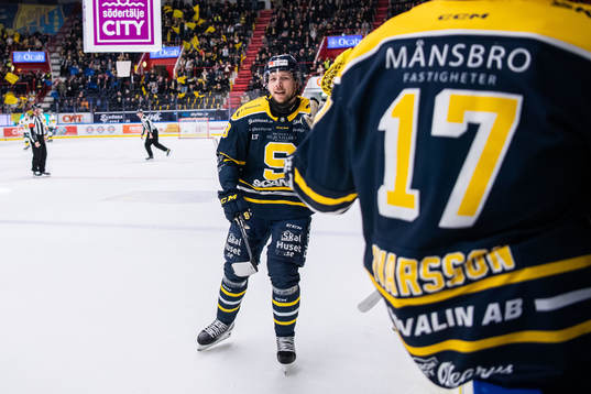 Södertäljes Emil Alba jublar