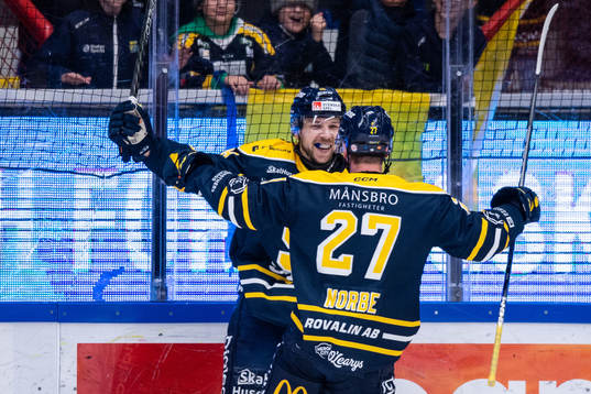 Södertäljes Emil Alba jublar med Daniel Norbe