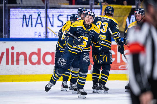 Södertäljes Emil Alba jublar