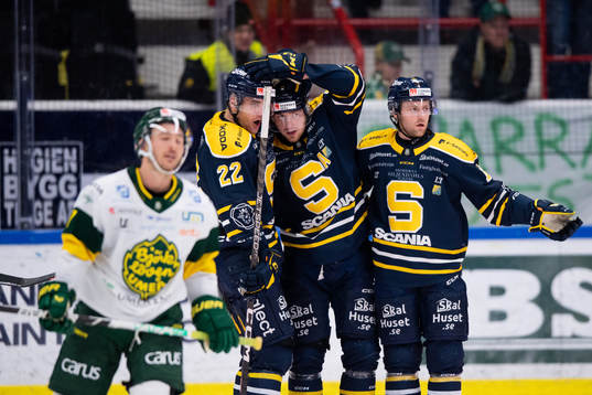 Södertäljes Johan Ivarsson jublar med Jacob Bjerselius