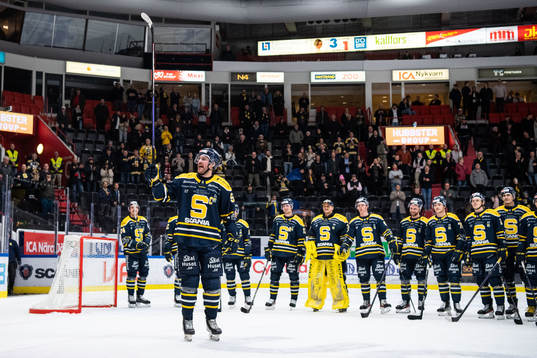 Södertäljes Christopher Liljewall jublar med lagkamrater
