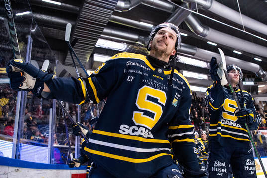 Södertäljes Emil Alba jublar