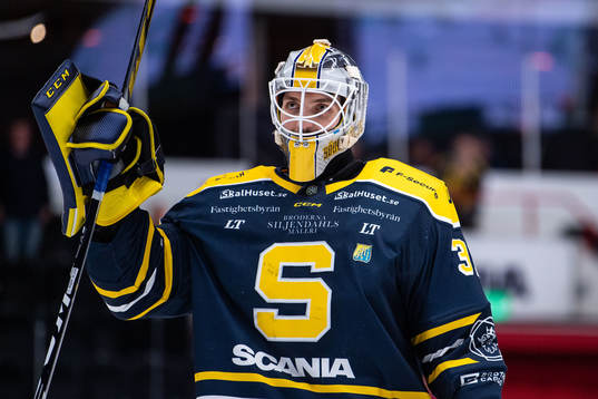 Södertäljes målvakt Nikita Tolopilo jublar