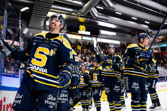 Södertäljes Linus Videll jublar