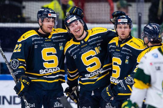 Södertäljes Johan Ivarsson jublar med Jacob Bjerselius,