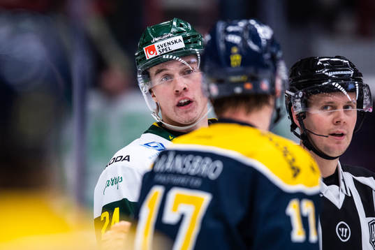 Björklövens Linus Cronholm i diskussion med Södertäljes