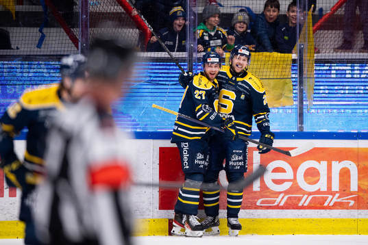 Södertäljes Emil Alba och Daniel Norbe jublar